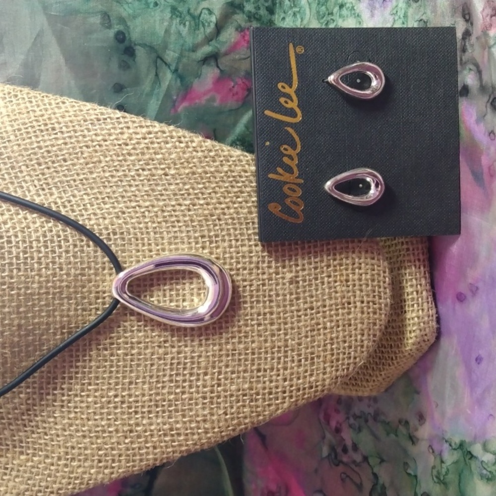 NWT Cookie Lee Necklace and earrings Set